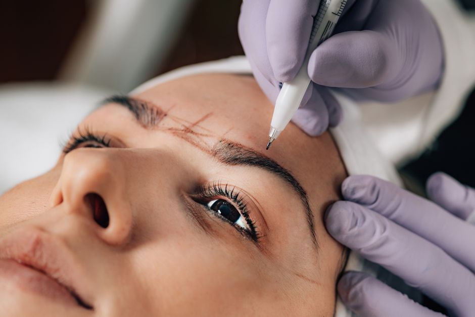 Procedura de microblading sprancene